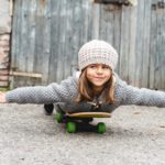 Psychotherapie Sangerhausen Glückliches Kind rollt auf dem Skateboard